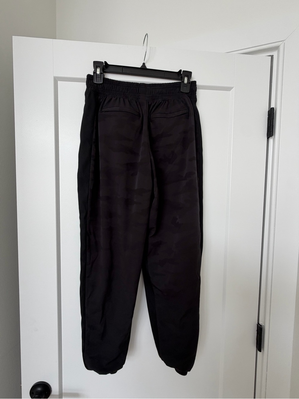 Athleta Ladies Black Camo Print Jogger Pants - Size 2 - Bx3